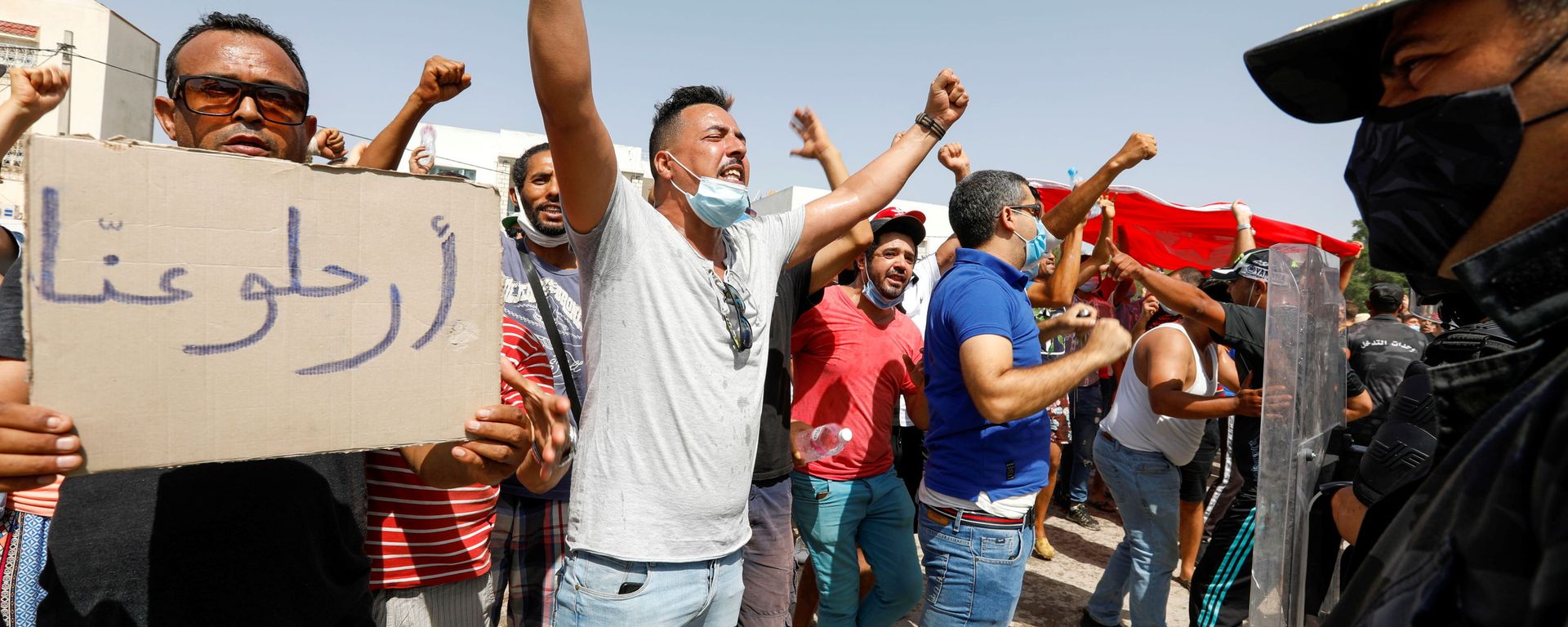Supporters of Tunisia's President Kais Saied gather near the parliament building in Tunis, Tunisia, July 26, 2021. - Sputnik International, 1920, 26.07.2021