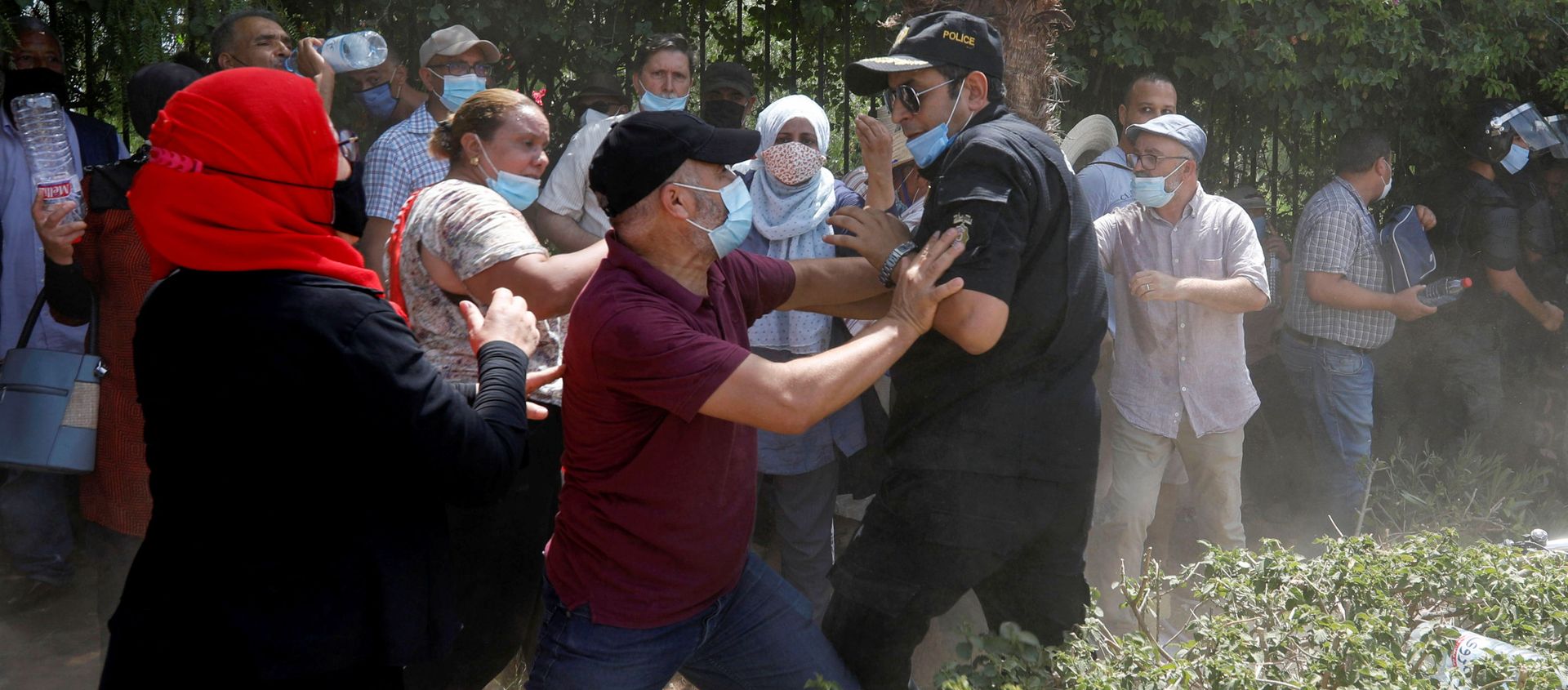 A supporter of Tunisia's biggest political party, the moderate Islamist Ennahda, scuffles with a police officer near the parliament building in Tunis, Tunisia July 26, 2021. - Sputnik International, 1920, 26.07.2021