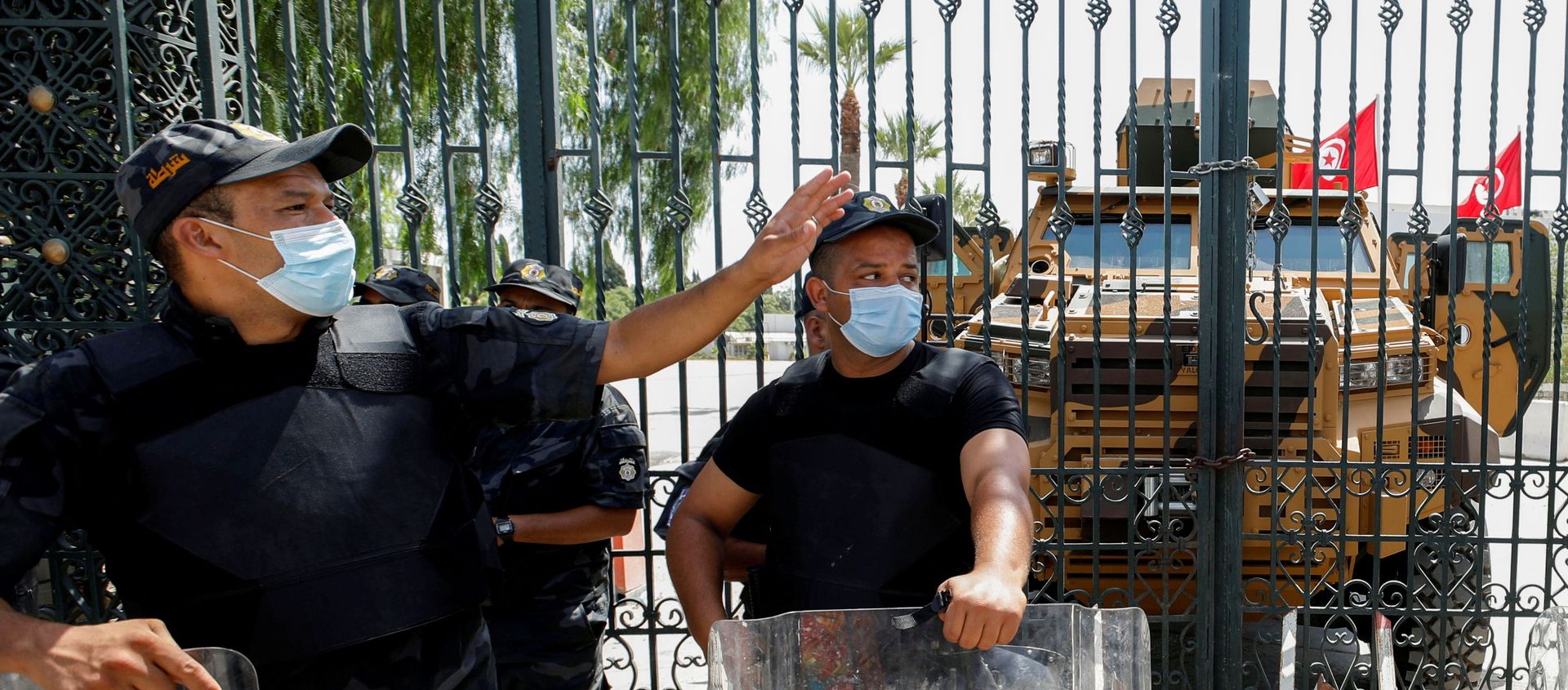 Police officers keep guard as supporters of Tunisia's biggest political party, the moderate Islamist Ennahda, gather outside the parliament building in Tunis, Tunisia July 26, 2021. - Sputnik International, 1920, 26.07.2021