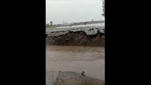 Ground Erupts From Beneath Water's Surface - Sputnik International
