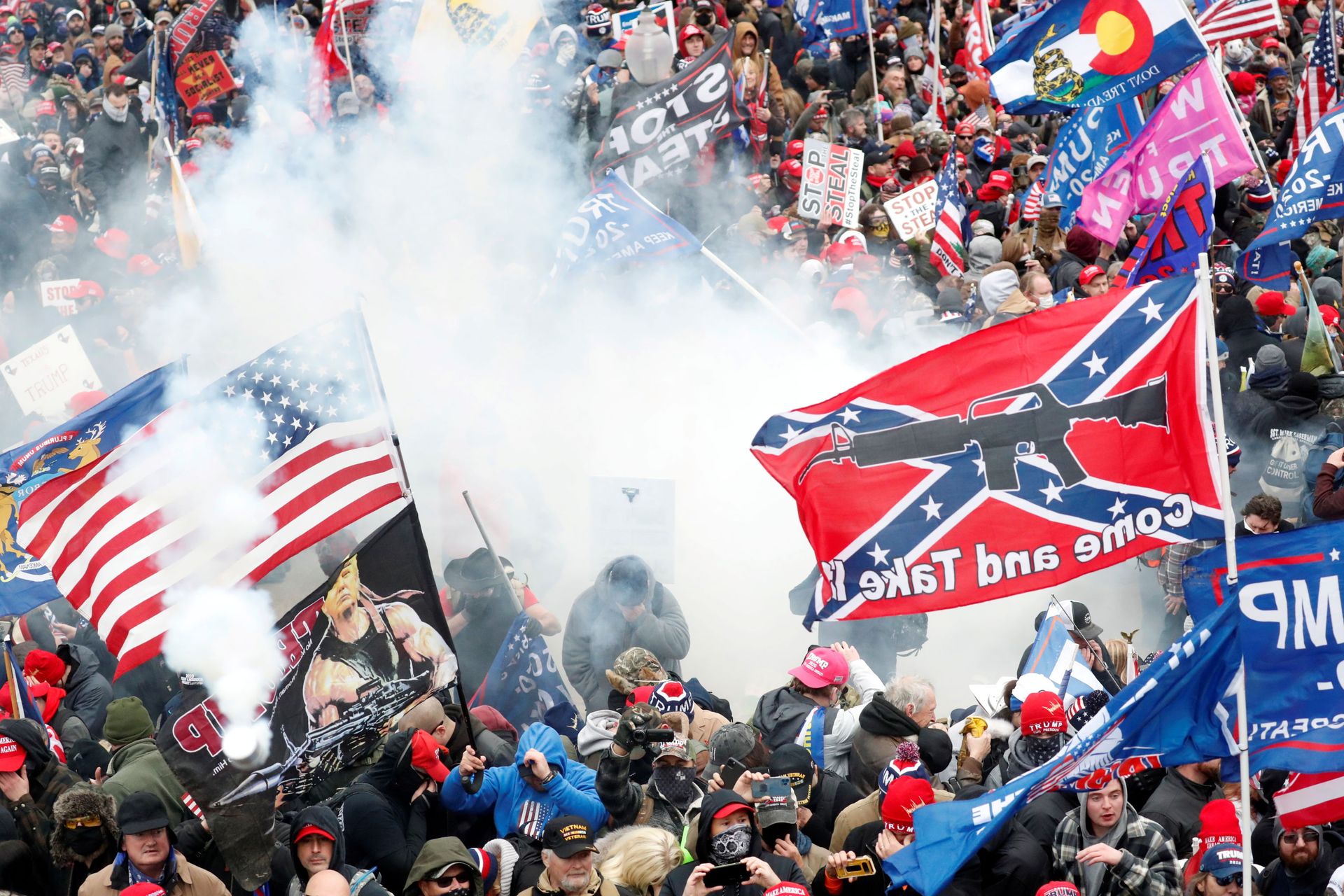 Tear gas is released into a crowd of protesters, with one wielding a Confederate battle flag that reads Come and Take It, during clashes with Capitol police - Sputnik International, 1920, 07.09.2021
