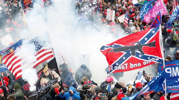 Tear gas is released into a crowd of protesters, with one wielding a Confederate battle flag that reads Come and Take It, during clashes with Capitol police - Sputnik International