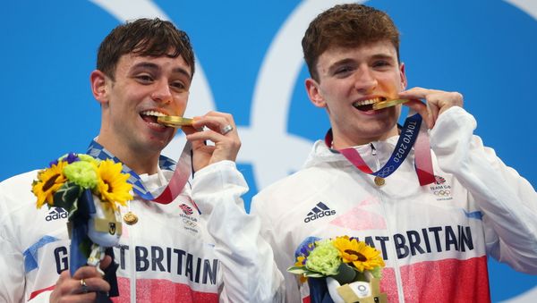 Tokyo 2020 Olympics - Diving - Men's 10m Platform Synchro - Medal Ceremony - Tokyo Aquatics Centre, Tokyo, Japan July 26, 2021. Thomas Daley of Britain and Matty Lee of Britain pose with the gold meda - Sputnik International