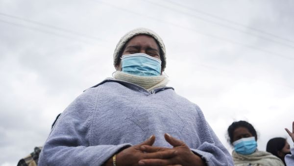 Family members pray while waiting for information on their loved ones after several inmates were killed in a riot at the Cotopaxi No 1 penitentiary - Sputnik International