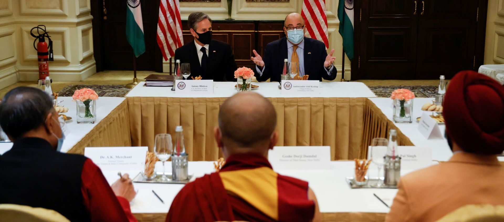 U.S. Secretary of State Antony Blinken and U.S. Ambassador to India Atul Keshap deliver remarks to civil society organization representatives in a meeting room at the Leela Palace Hotel in New Delhi, India - Sputnik International, 1920, 28.07.2021