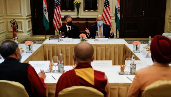 U.S. Secretary of State Antony Blinken and U.S. Ambassador to India Atul Keshap deliver remarks to civil society organization representatives in a meeting room at the Leela Palace Hotel in New Delhi, India - Sputnik International