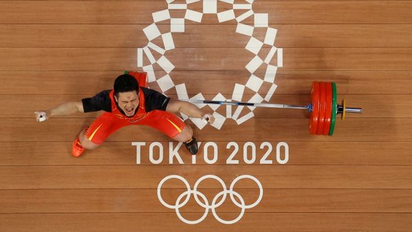 Shi Zhiyong of China celebrates. - Sputnik International