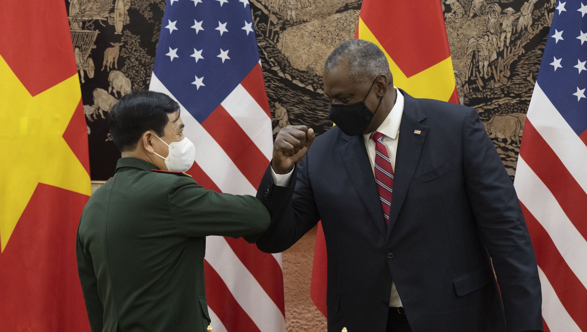 Secretary of Defense Lloyd J. Austin III and Vietnamese Defense Minister Phan Van Giang bump elbows after the signing the Vietnamese Wartime Accounting Initiative Memorandum of Understanding between the two countries in Hanoi, Vietnam, July 29, 2021. Secretary of Defense Lloyd J. Austin III and Vietnamese Defense Minister Phan Van Giang bump elbows after the signing the Vietnamese Wartime Accounting Initiative Memorandum of Understanding between the two countries in Hanoi, Vietnam, July 29, 2021. - Sputnik International, 1920, 29.07.2021