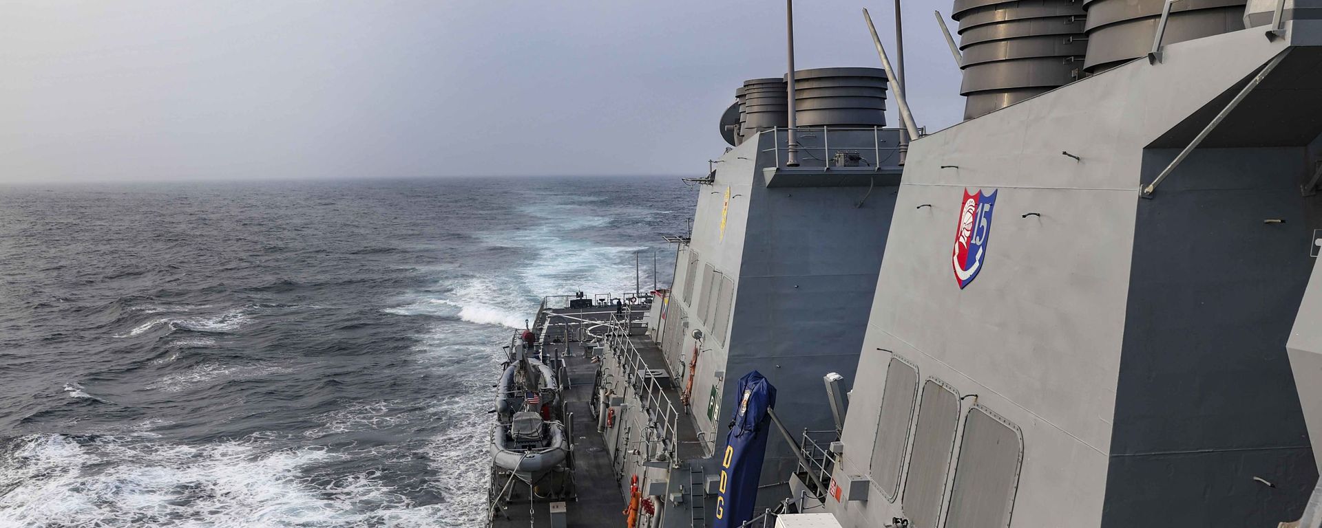 The Arleigh Burke-class guided-missile destroyer USS Benfold (DDG 65) transits the Taiwan Strait while conducting routine underway operations. - Sputnik International, 1920, 25.11.2021