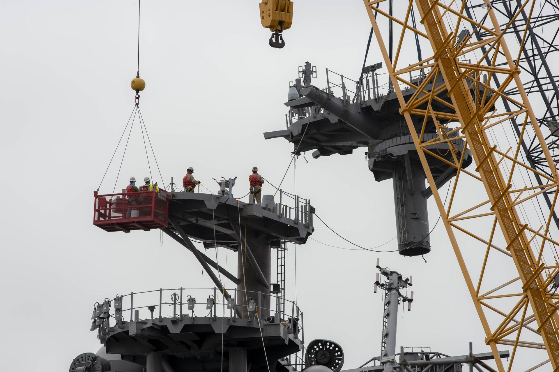 Contractors with Naval Sea Systems Command (NAVSEA) work to remove the aft mast aboard the amphibious assault ship USS Bonhomme Richard (LHD-6). Contractors with Naval Sea Systems Command (NAVSEA) work to remove the aft mast aboard the amphibious assault ship USS Bonhomme Richard (LHD-6). - Sputnik International, 1920, 07.09.2021