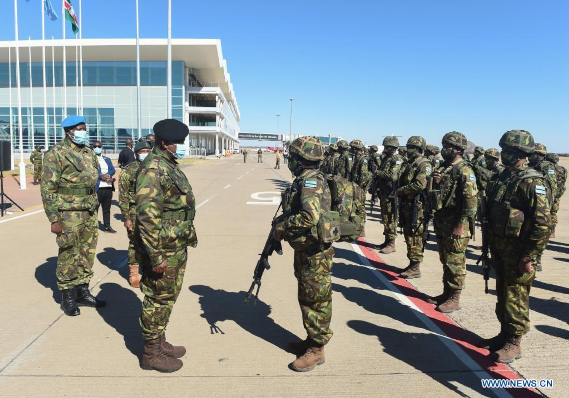 Botswana's President Mokgweetsi Masisi sends off troops to Mozambique as part of the Southern Africa Development Community (SADC) Standby Force at Sir Seretse Khama International Airport in Gaborone, Botswana, July 26, 2021. The Botswana Defence Force (BDF) will provide regional support to the Republic of Mozambique to combat the looming threat of terrorism and acts of violent extremism in the Cabo Delgado region, as an element of the SADC Mission in Mozambique. A total of 296 BDF soldiers will be deployed in Mozambique, and 70 of them departed on Monday. - Sputnik International, 1920, 13.04.2022