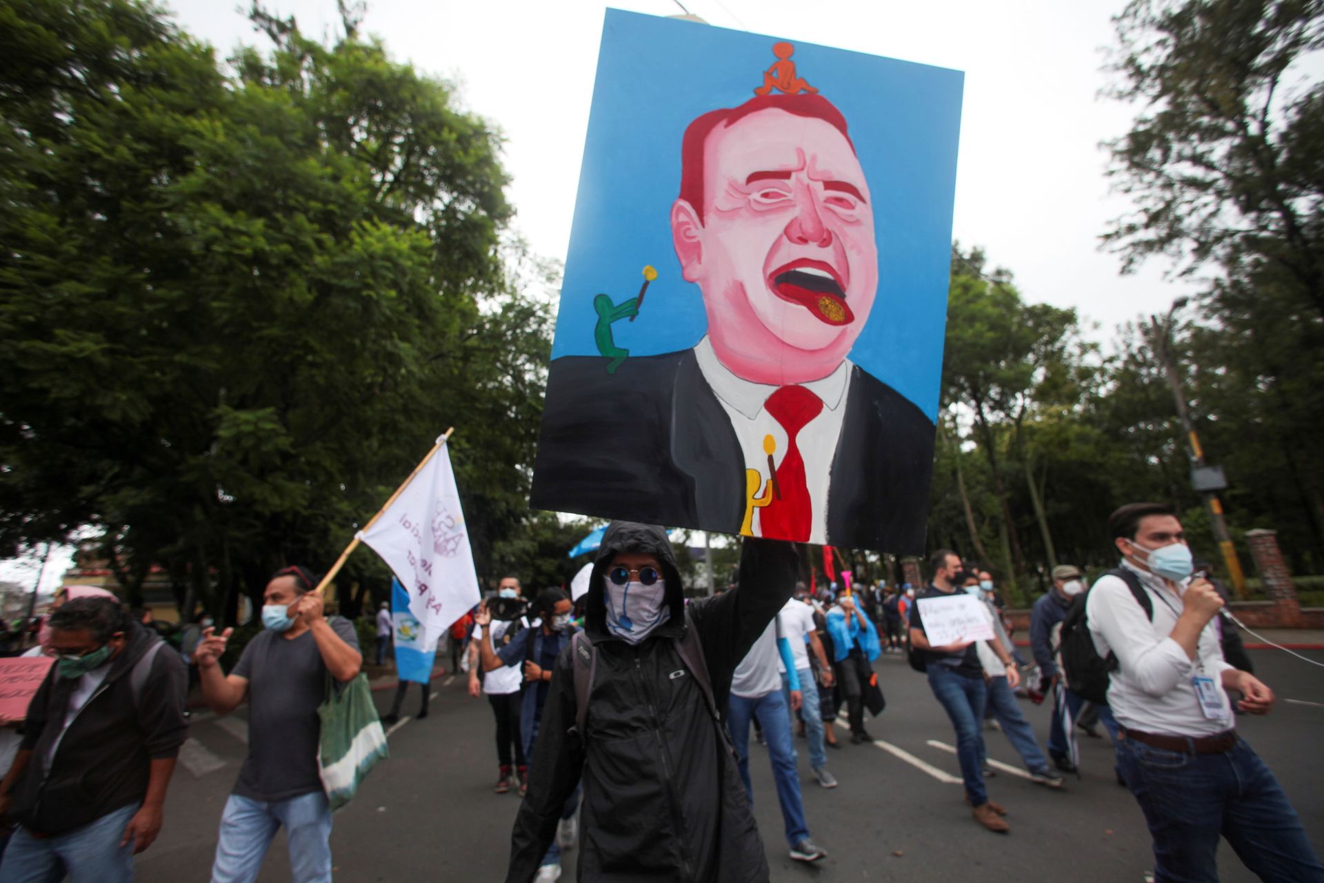 A demonstrator holds up a painting of Guatemalan President Alejandro Giammattei during a protest to demand the resignation of Giammattei and Attorney General Maria Porras, in Guatemala City, Guatemala July 29, 2021 A demonstrator holds up a painting of Guatemalan President Alejandro Giammattei during a protest to demand the resignation of Giammattei and Attorney General Maria Porras, in Guatemala City, Guatemala July 29, 2021 - Sputnik International, 1920, 09.03.2022