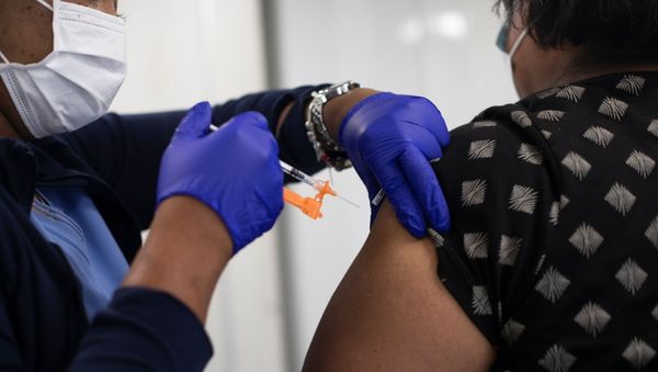 Nurse Angela Norment injects a second dose of the coronavirus disease (COVID-19) vaccine at a mobile pop-up vaccination clinic hosted by the Detroit Health Department with the Detroit Public Schools Community District at Renaissance High School in Detroit, Michigan, U.S., July 26, 2021. - Sputnik International