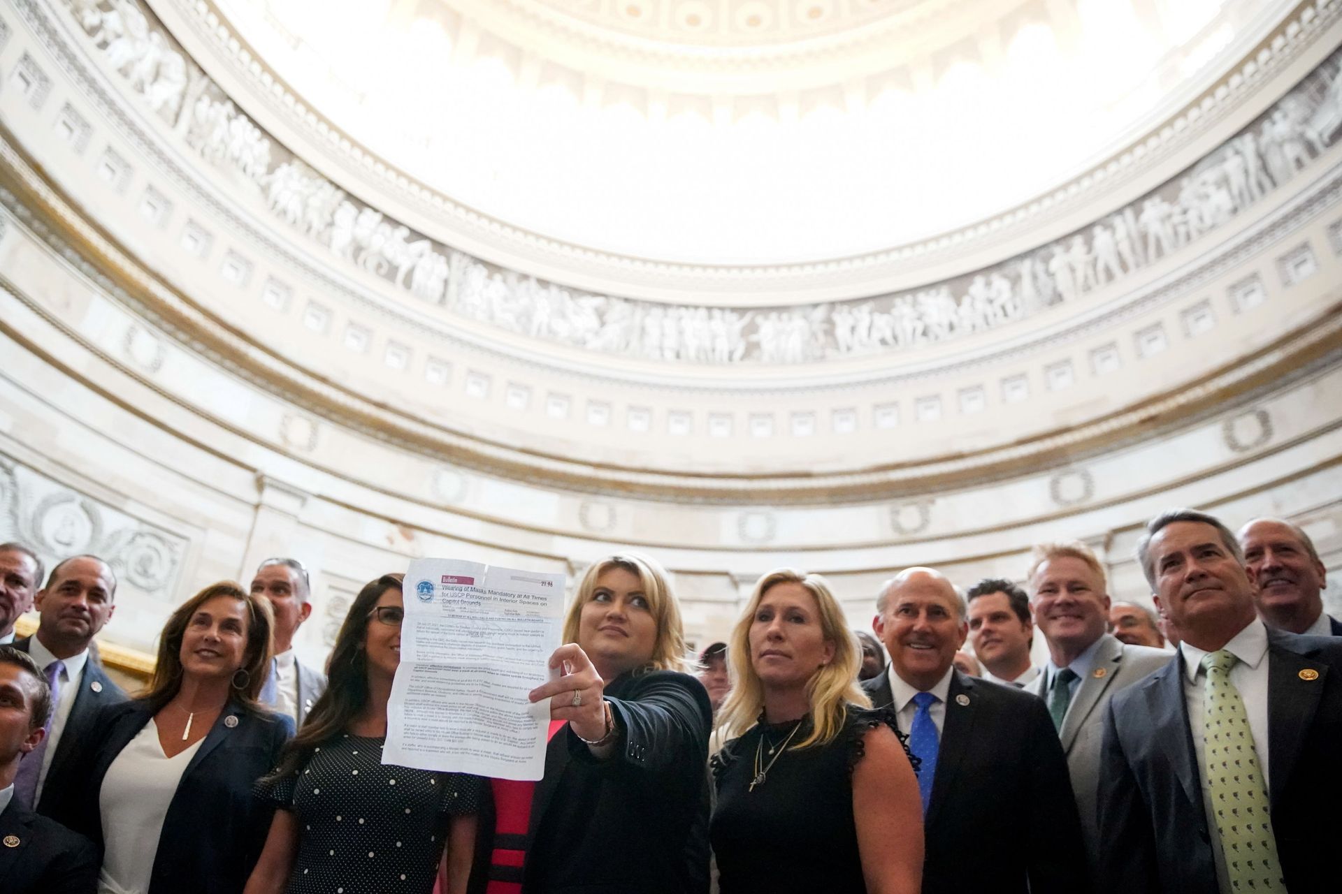 U.S. Rep. Kat Cammack (R-FL) holds up a Capitol Police bulletin requiring masks be worn in interior spaces on the Capitol grounds due to coronavirus disease (COVID-19) during a photo with House Republicans who oppose mask mandates before the group marched to the Senate chamber at the U.S. Capitol in Washington, U.S., July 29, 2021 - Sputnik International, 1920, 07.09.2021