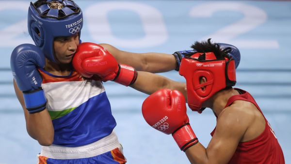 Tokyo 2020 Olympics - Boxing - Women's Lightweight - Last 16 - Kokugikan Arena - Tokyo, Japan - July 30, 2021.   Simranjit Kaur Baatth of India and Sudaporn Seesondee of Thailand in action.  - Sputnik International