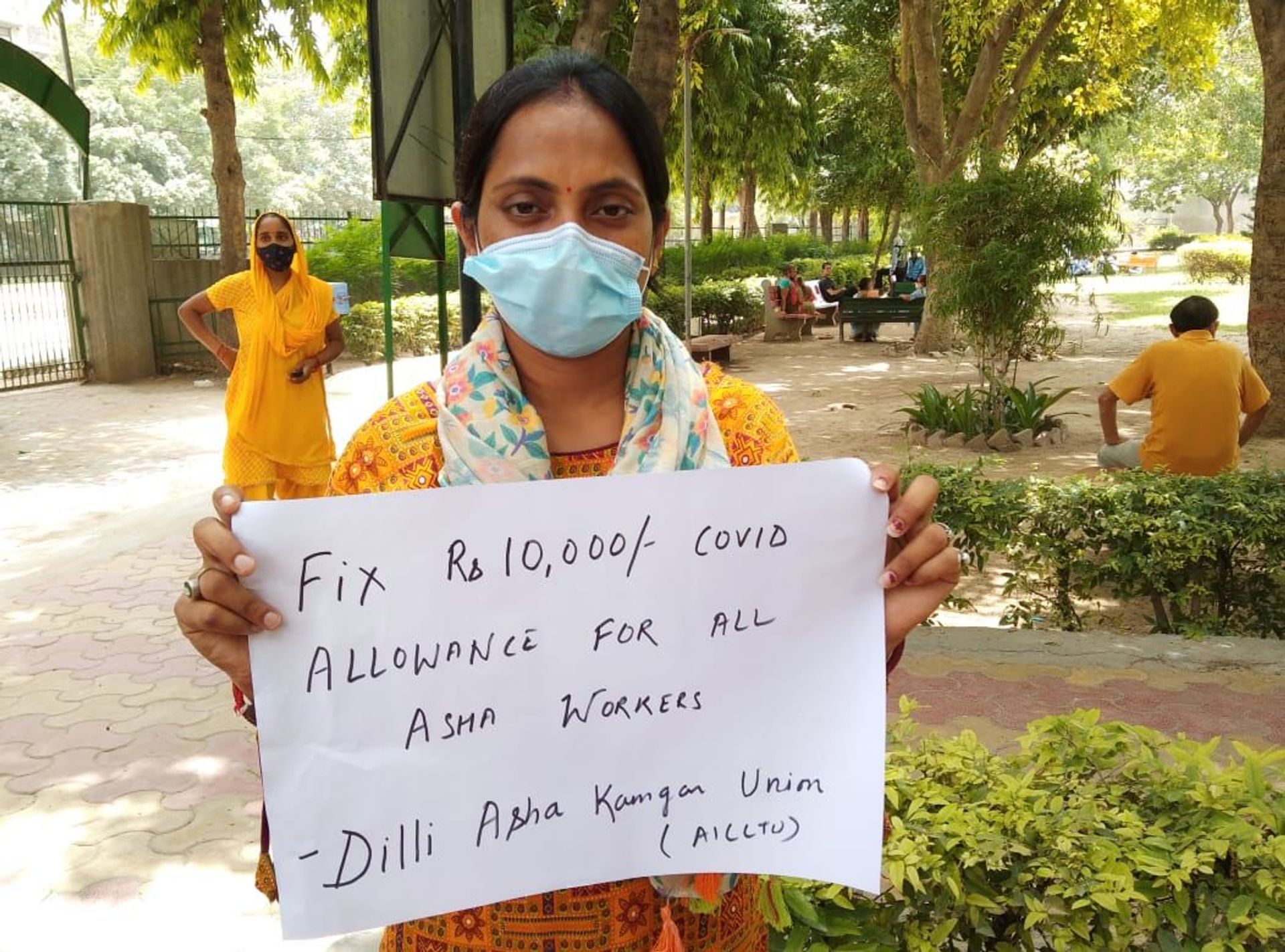 Sapna, an ASHA worker, protesting outside South Delhi's Gautam Nagar primary health care dispensary - Sputnik International, 1920, 07.09.2021