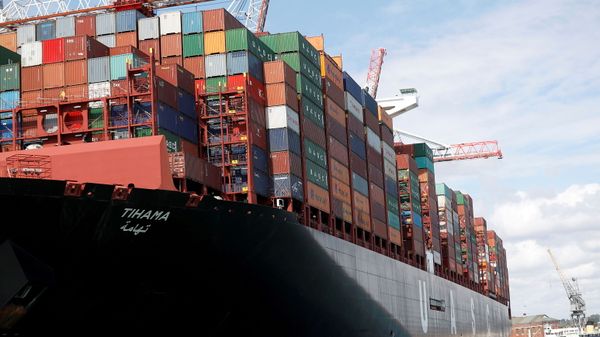 A ship at the port of Southampton - Sputnik International