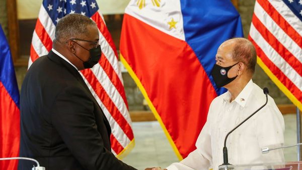 United States Defense Secretary Lloyd Austin (L) and Philippines' Defense Secretary Delfin Lorenzana (R) shake hands after a bilateral meeting at Camp Aguinaldo military camp in Quezon City, Metro Manila, Philippines, July 30, 2021.  - Sputnik International