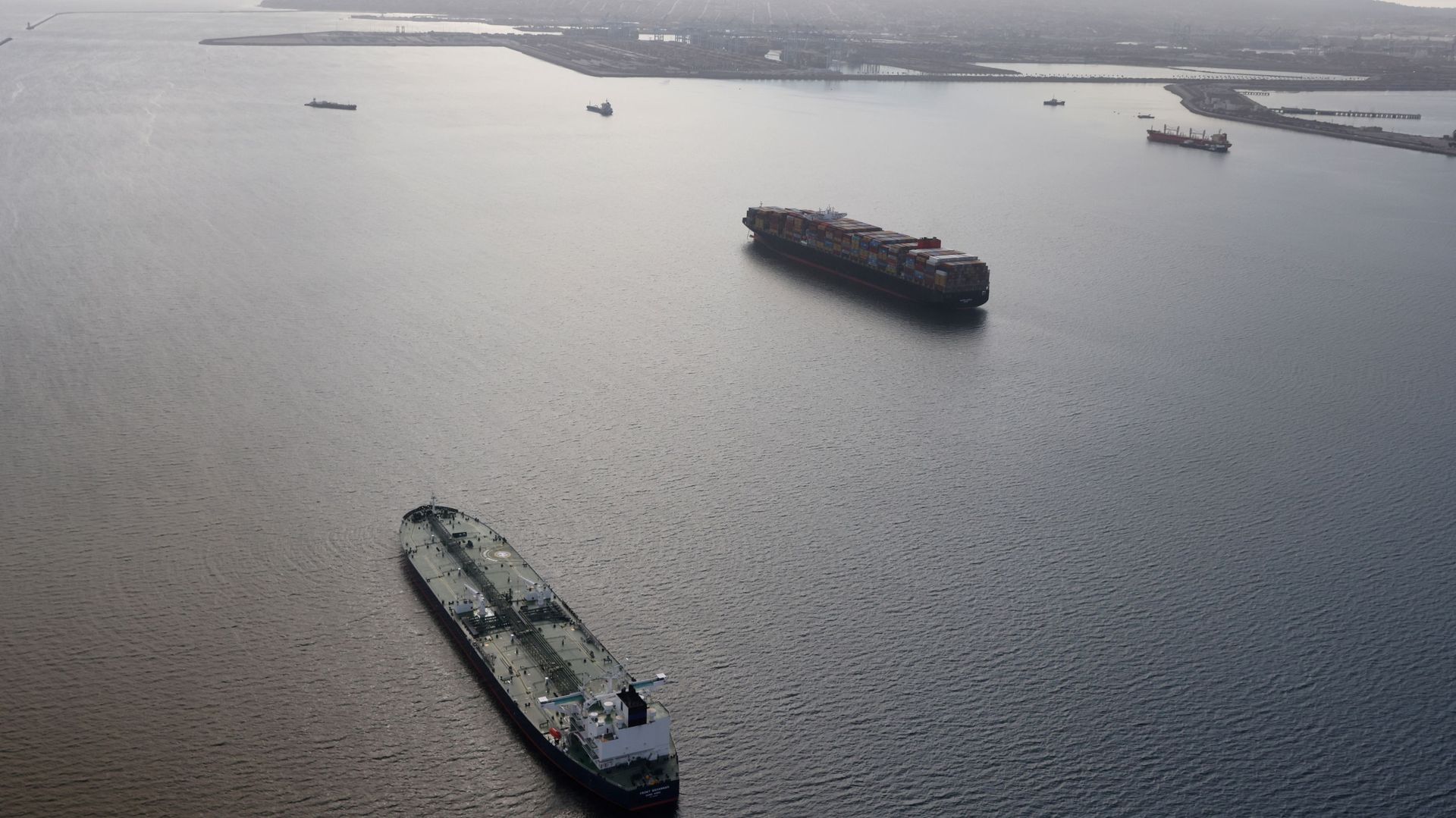 An oil tanker waits in line in the ocean outside the Port of Long Beach-Port of Los Angeles complex, amid the coronavirus disease (COVID-19) pandemic, in Los Angeles, California, U.S., April 7, 2021 An oil tanker waits in line in the ocean outside the Port of Long Beach-Port of Los Angeles complex, amid the coronavirus disease (COVID-19) pandemic, in Los Angeles, California, U.S., April 7, 2021 - Sputnik International, 1920, 31.07.2021