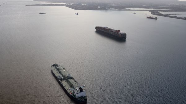 An oil tanker waits in line in the ocean outside the Port of Long Beach-Port of Los Angeles complex, amid the coronavirus disease (COVID-19) pandemic, in Los Angeles, California, U.S., April 7, 2021 - Sputnik International