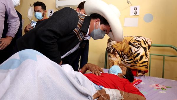 Peru's President Pedro Castillo talks to a patient who was injured during an earthquake, at a hospital in Sullana, Peru July 30, 2021 - Sputnik International