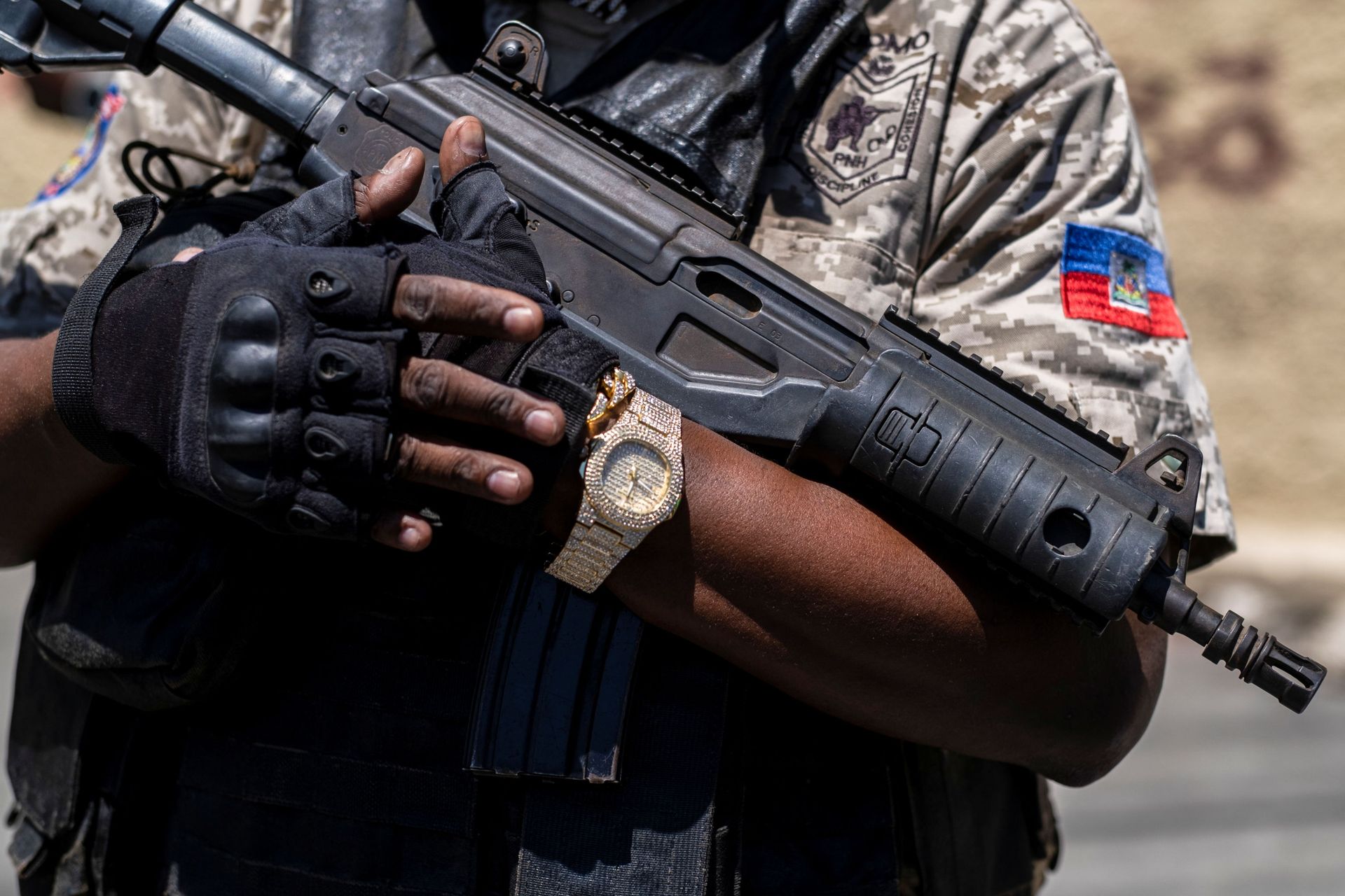 A Haitian National Police officer stands guard during a protest demanding the release of political prisoners in front of the Ministry of Justice and Public Security, in Port-au-Prince, Haiti July 29, 2021 - Sputnik International, 1920, 19.10.2021