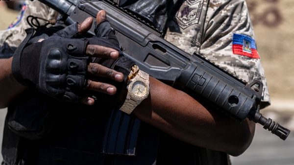 A Haitian National Police officer stands guard during a protest demanding the release of political prisoners in front of the Ministry of Justice and Public Security, in Port-au-Prince, Haiti July 29, 2021 - Sputnik International