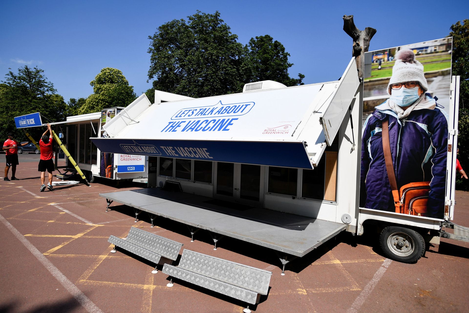 People set up a vaccination centre in Greenwich park, amid the coronavirus disease (COVID-19) outbreak, in London, Britain, July 18, 2021 - Sputnik International, 1920, 07.09.2021