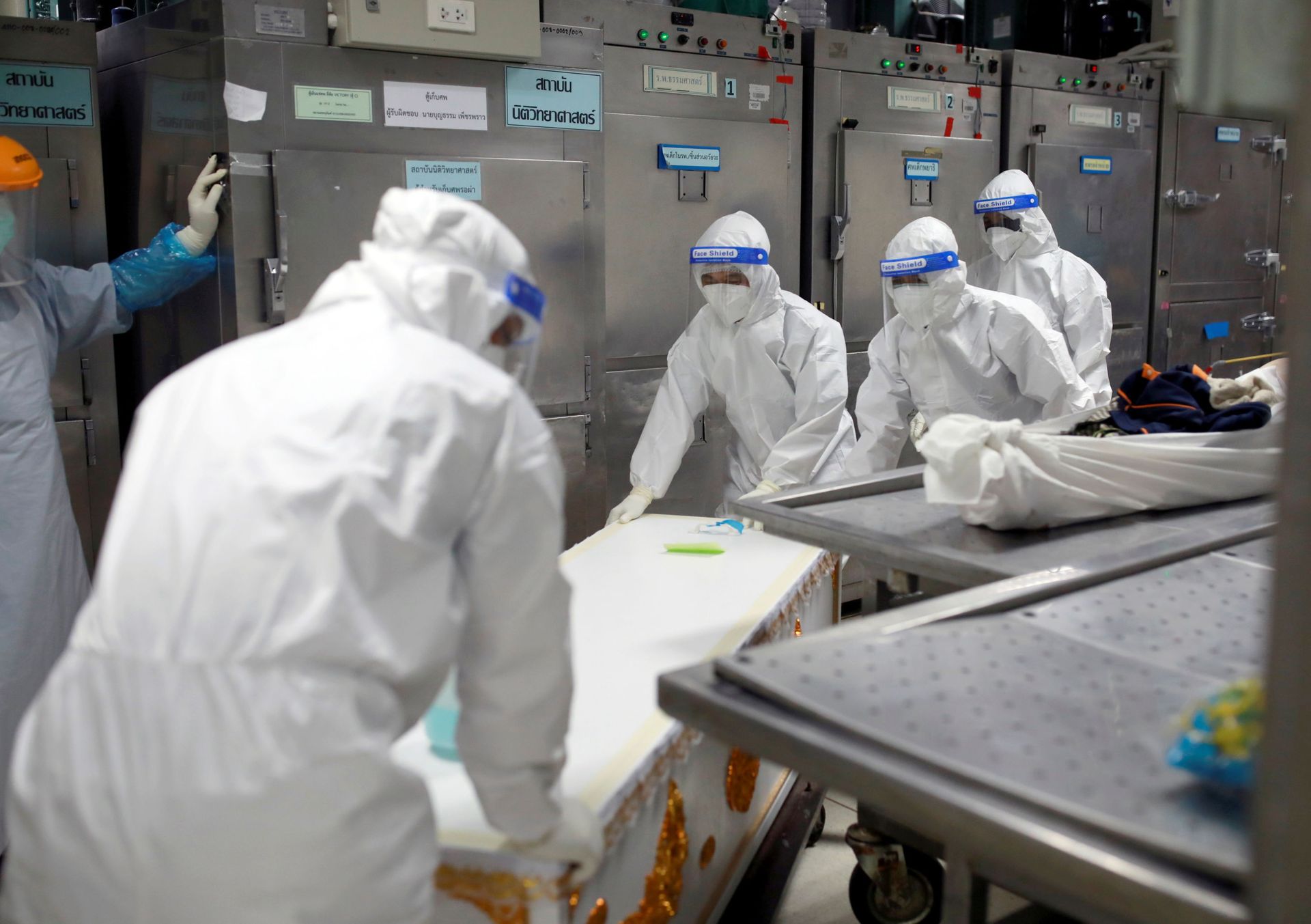 Health care workers move a dead body to a container after a hospital morgue overwhelmed by COVID-19 deaths begun to store bodies in refrigerated containers, as the country struggles to deal with its biggest outbreak to date, in Pathum Thani, Thailand July 31, 2021 - Sputnik International, 1920, 07.09.2021