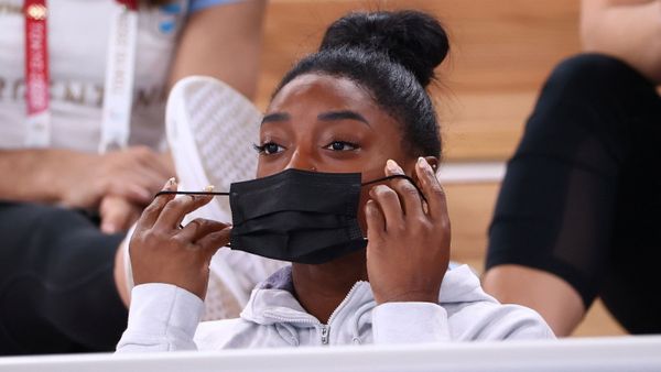 Tokyo 2020 Olympics - Gymnastics - Artistic - Women's Individual All-Around - Final - Ariake Gymnastics Centre, Tokyo, Japan - July 29, 2021.  Simone Biles of the United States puts on a protective face mask. - Sputnik International