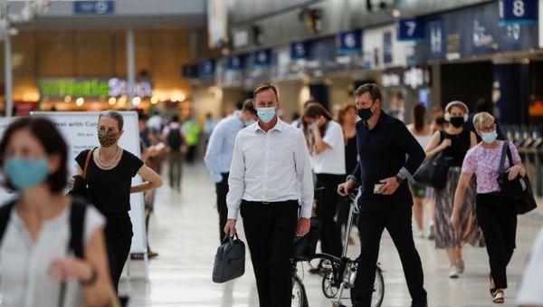 Commuters walk through Waterloo station, amid the coronavirus disease (COVID-19) pandemic, London, Britain, July 19, 2021 - Sputnik International