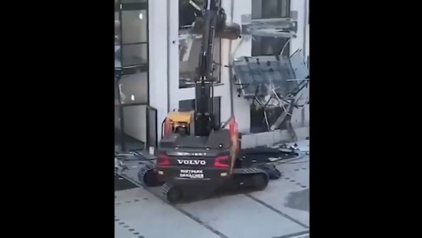 German construction worker vandalises the residential building he helped build after not being paid in full - Sputnik International
