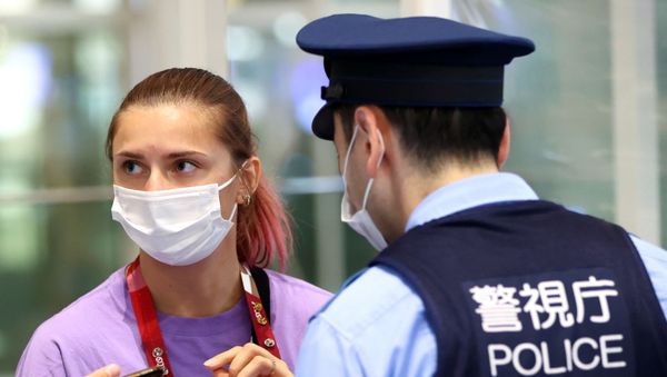 Belarusian sprinter Kristina Timanovskaya talks with police officers at Haneda International Airport in Tokyo, Japan. - Sputnik International