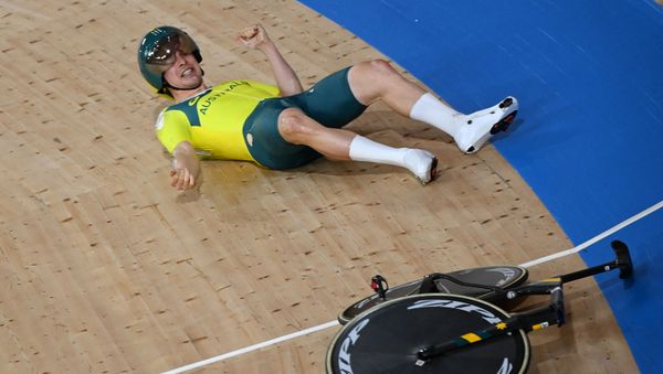 Australia's Alexander Porter reacts after crashing during the men's track cycling team pursuit qualifying event during the Tokyo 2020 Olympic Games at Izu Velodrome in Izu, Japan, on 2 August 2021. - Sputnik International