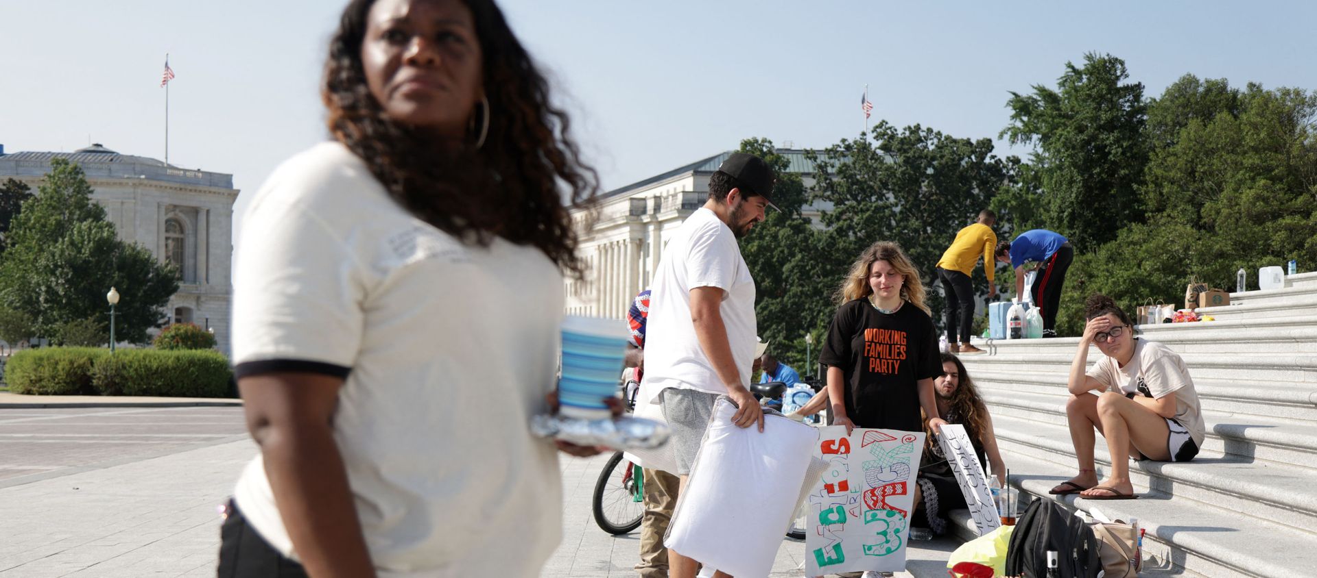 U.S. Cori Bush (D-MO) (L) and other activists protest outside the U.S. Capitol August 2, 2021 in Washington, DC. Rep. Bush has been camping out at the front steps of the U.S. Capitol to protest the ending of the eviction moratorium.    - Sputnik International, 1920, 02.08.2021