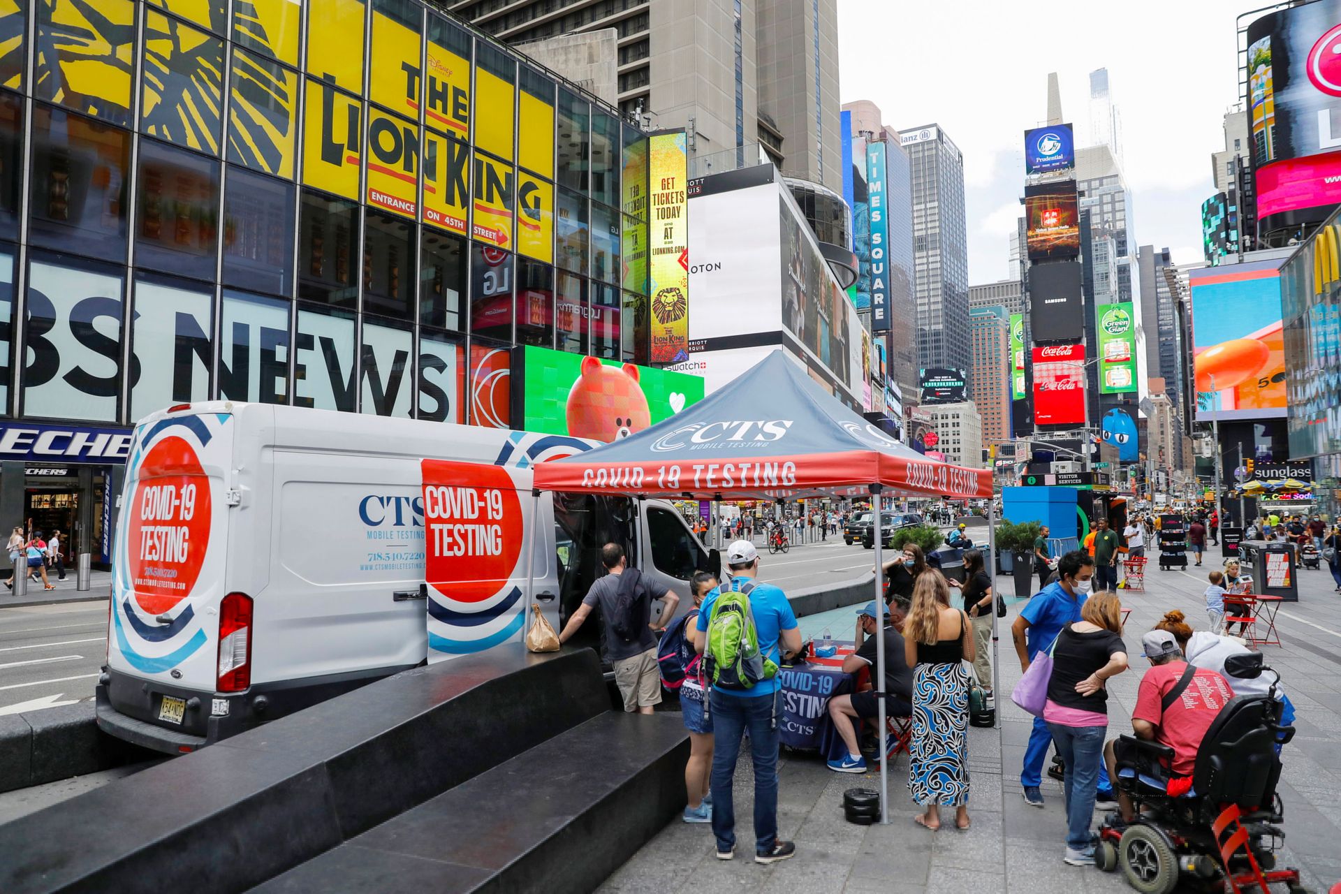 People queue at a popup COVID-19 testing site in Times Square during theoutbreak of the coronavirus disease (COVID-19) in Manhattan, New York City, U.S., August 2, 2021. People queue at a popup COVID-19 testing site in Times Square during theoutbreak of the coronavirus disease (COVID-19) in Manhattan, New York City, U.S., August 2, 2021. - Sputnik International, 1920, 07.09.2021