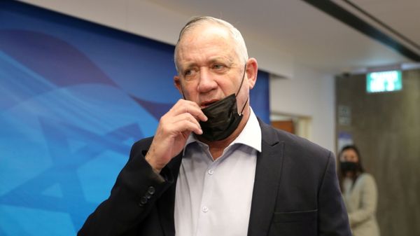 Israeli Defense Minister Benny Gantz adjusts his mask during the weekly cabinet meeting at the prime minister's office in Jerusalem August 1, 2021. - Sputnik International