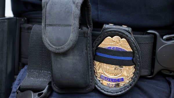 A U.S. Capitol police officer's badge shows a black stripe in honor of deceased colleagues as he guards the building on Capitol Hill in Washington, May 28, 2021. REUTERS/Evelyn Hockstein/File Photo - Sputnik International