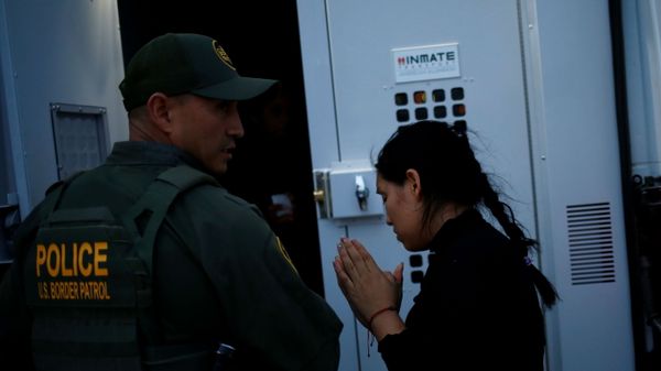 A migrant from Central America is detained by a U.S. Border Patrol agent after crossing into the United States from Mexico, in Sunland Park, New Mexico, U.S., July 22, 2021. - Sputnik International