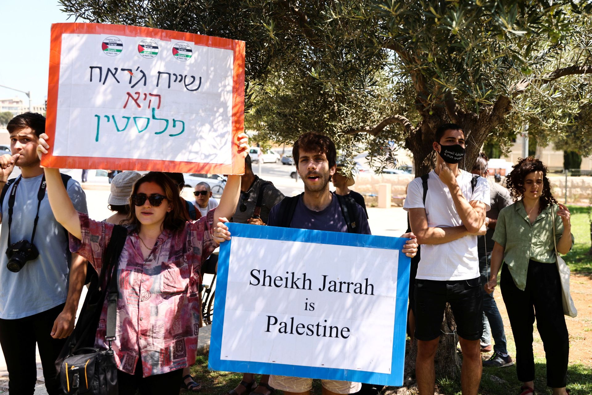 Protesters take part in a demonstration to show their support for Palestinian residents of Sheikh Jarrah neighbourhood facing eviction during a court hearing, outside the Israeli Supreme Court, in Jerusalem August 2, 2021. Protesters take part in a demonstration to show their support for Palestinian residents of Sheikh Jarrah neighbourhood facing eviction during a court hearing, outside the Israeli Supreme Court, in Jerusalem August 2, 2021. - Sputnik International, 1920, 07.09.2021