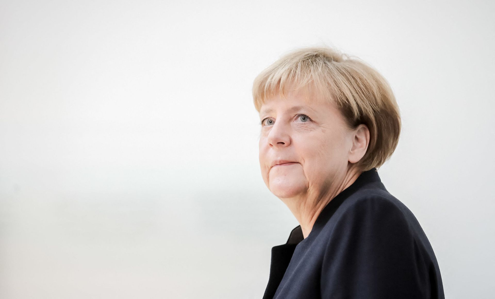 German Chancellor Angela Merkel arrives at the Israeli embassy in Berlin to sign the book of condolence for Israeli ex-president and Nobel Peace Prize winner Shimon Peres on September 30, 2016. - Sputnik International, 1920, 07.09.2021