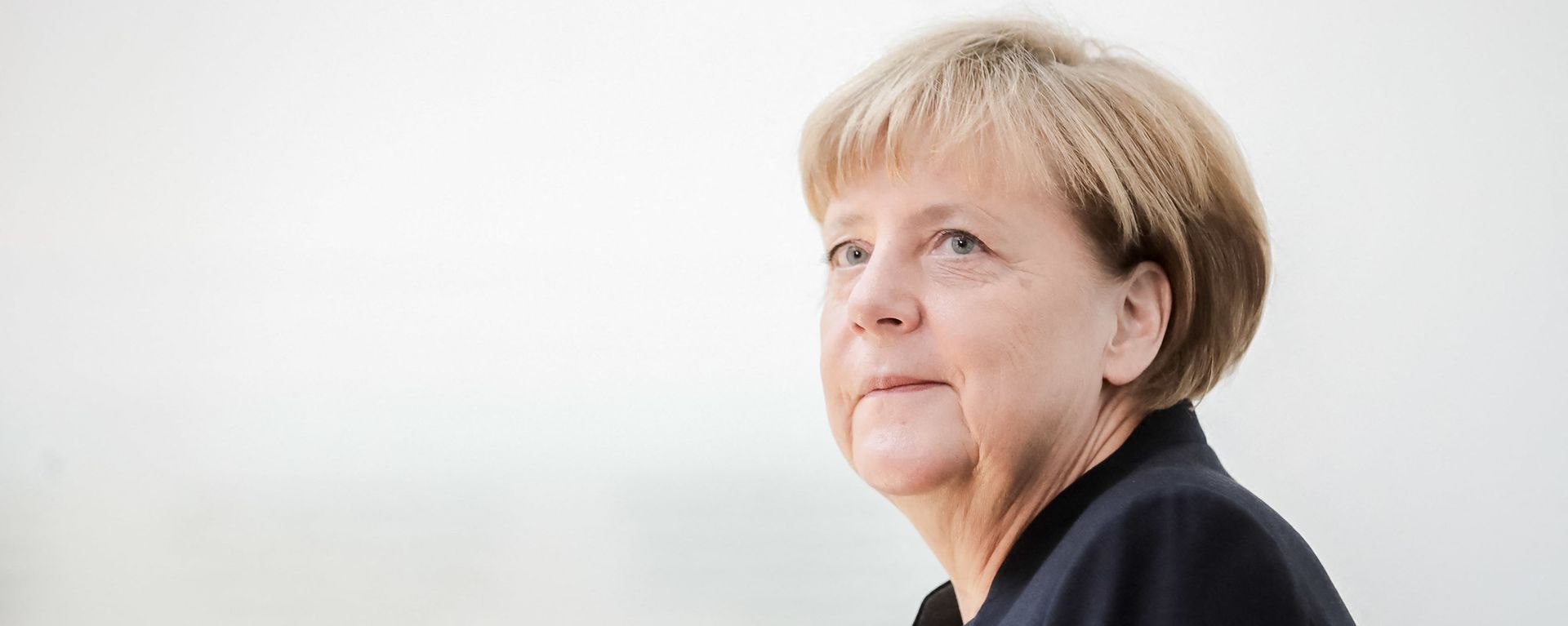 German Chancellor Angela Merkel arrives at the Israeli embassy in Berlin to sign the book of condolence for Israeli ex-president and Nobel Peace Prize winner Shimon Peres on September 30, 2016. German Chancellor Angela Merkel arrives at the Israeli embassy in Berlin to sign the book of condolence for Israeli ex-president and Nobel Peace Prize winner Shimon Peres on September 30, 2016. - Sputnik International, 1920, 30.09.2022