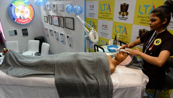 An Indian guest enjoys a massage at an international beauty and make-up expo in New Delhi on August 8, 2016.  - Sputnik International