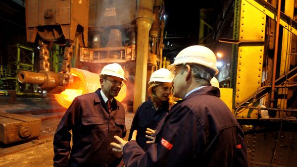 Britain's then Prime Minister Gordon Brown visits Sheffield Forgemasters in May 2010.  - Sputnik International
