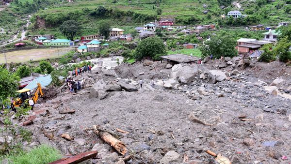 Rescue workers search for survivors after a landslide caused by heavy rains at Rulehar village in the Kangra district of the northern state of Himachal Pradesh, India, July 13, 2021.  - Sputnik International