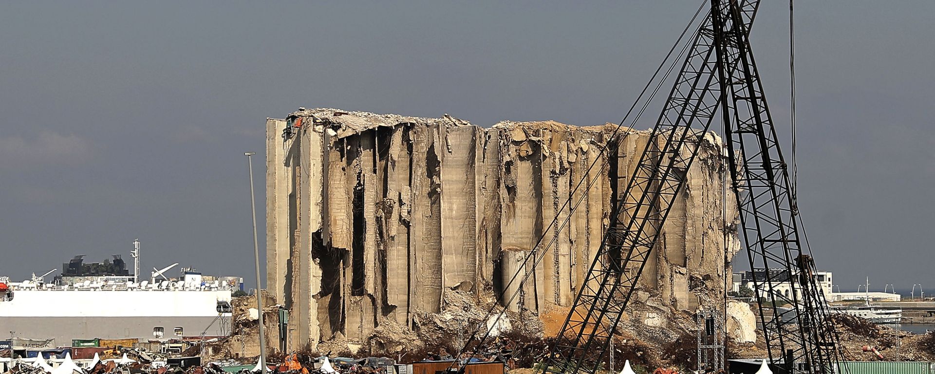 A general view shows the damaged grain silos at the port on August 4, 2021, as Lebanon marks a year since a cataclysmic explosion ravaged the capital Beirut. A general view shows the damaged grain silos at the port on August 4, 2021, as Lebanon marks a year since a cataclysmic explosion ravaged the capital Beirut. - Sputnik International, 1920, 24.08.2021