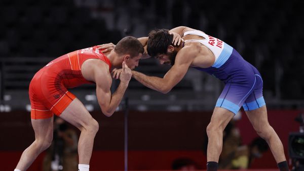 Bulgaria's Georgi Valentinov Vangelov (red) wrestles India's Kumar Ravi in their women's freestyle 57kg wrestling quarter final match during the Tokyo 2020 Olympic Games at the Makuhari Messe in Tokyo on August 4, 2021 Bulgaria's Georgi Valentinov Vangelov (red) wrestles India's Kumar Ravi in their women's freestyle 57kg wrestling quarter final match during the Tokyo 2020 Olympic Games at the Makuhari Messe in Tokyo on August 4, 2021 - Sputnik International