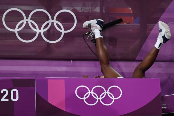 Basketball player Jacqueline Yang of the US falls during the final match against Russia. - Sputnik International
