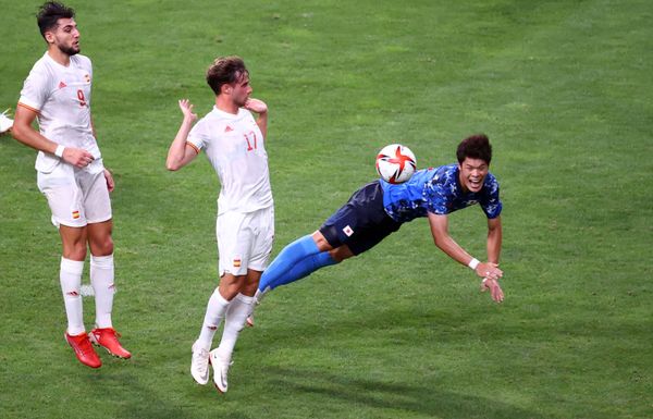 Hiroki Sakai of Japan and Javier Puado of Spain during the men's football semifinal. - Sputnik International