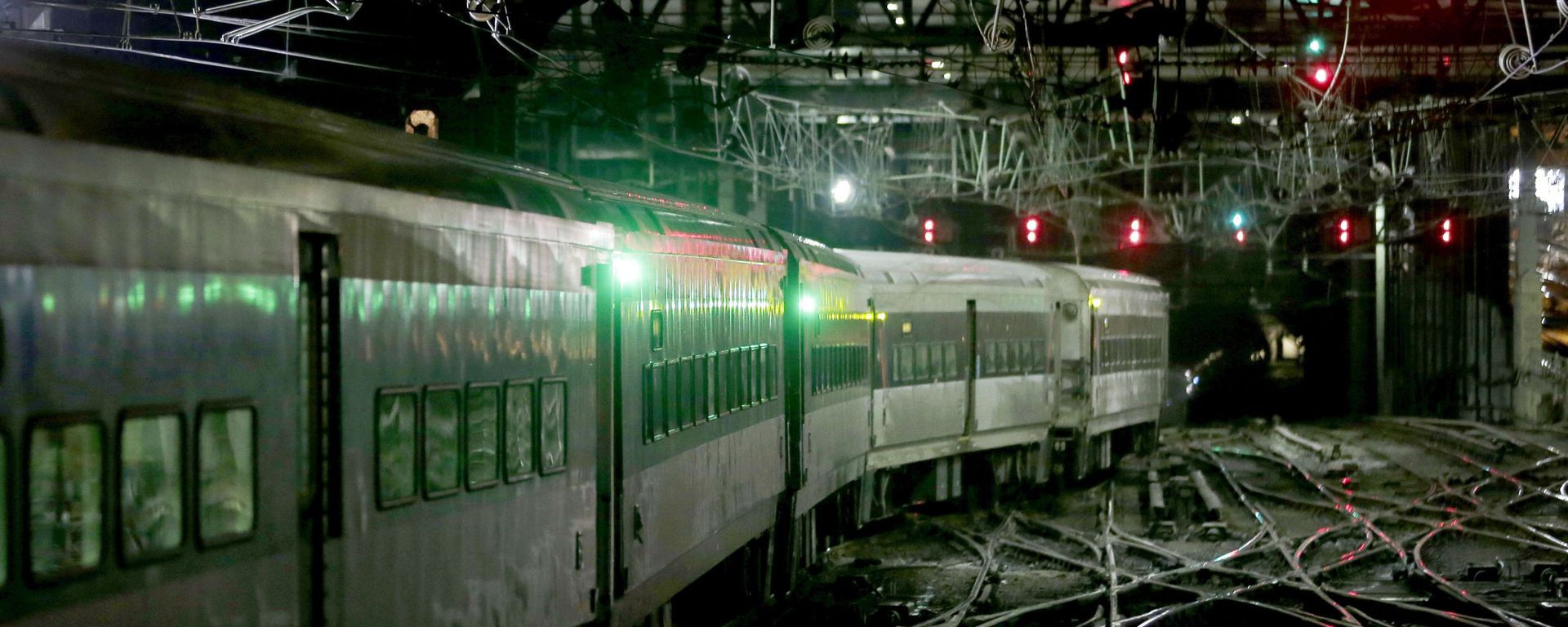 An Amtrak train moves through Penn Station in New York. An Amtrak train moves through Penn Station in New York. - Sputnik International, 1920, 23.11.2022